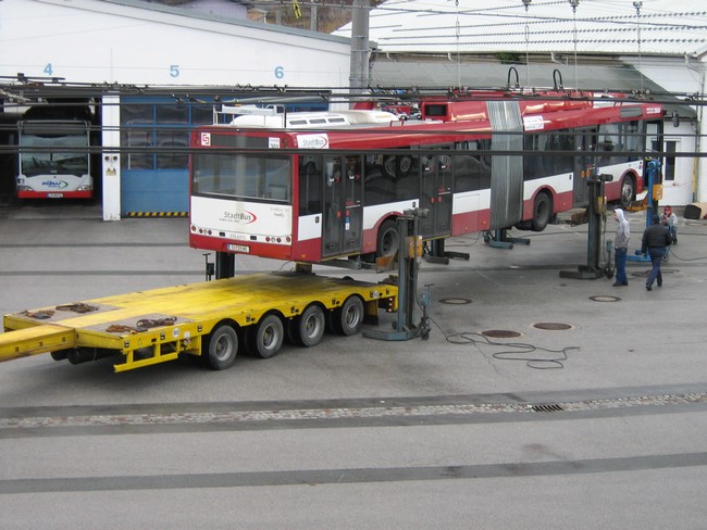 Verladung des Gelenkobusses Nr. 301 vom polnischen Typ Solaris Trollino 18 AC in Salzburg/A